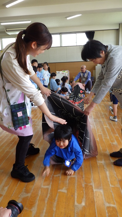 5歳児4月こいのぼりくぐり