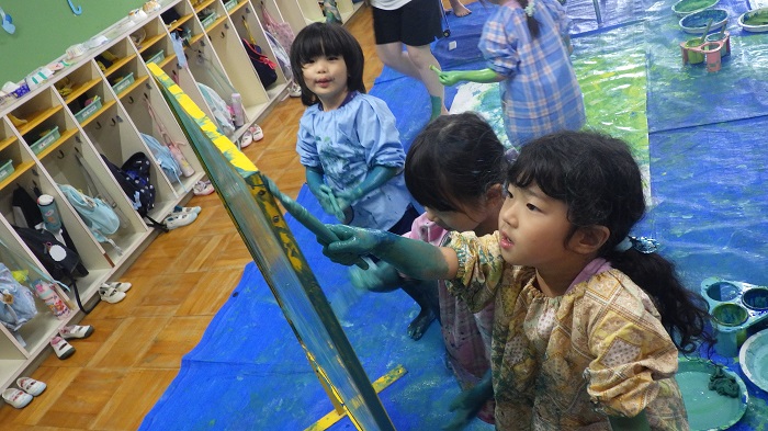 絵の具遊びしている