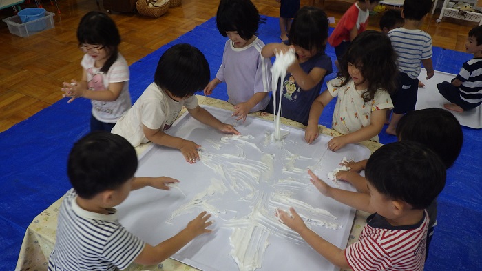 3歳児紙粘土スライムで遊んでいるところ