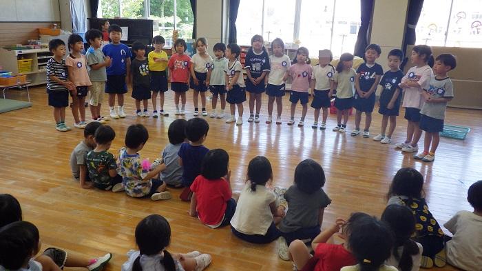 歌を歌っている5歳児の子ども達