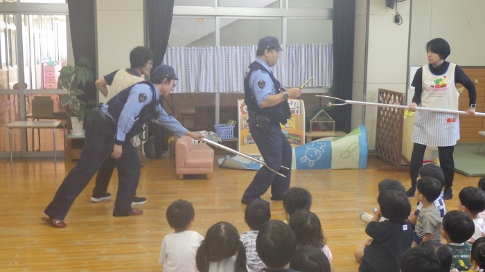 不審者の避難訓練をしているところ