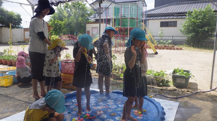 預かり保育で水遊びをしているところ