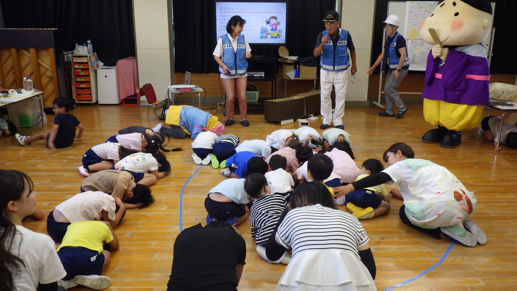 防災教室で地震の訓練をしているところ
