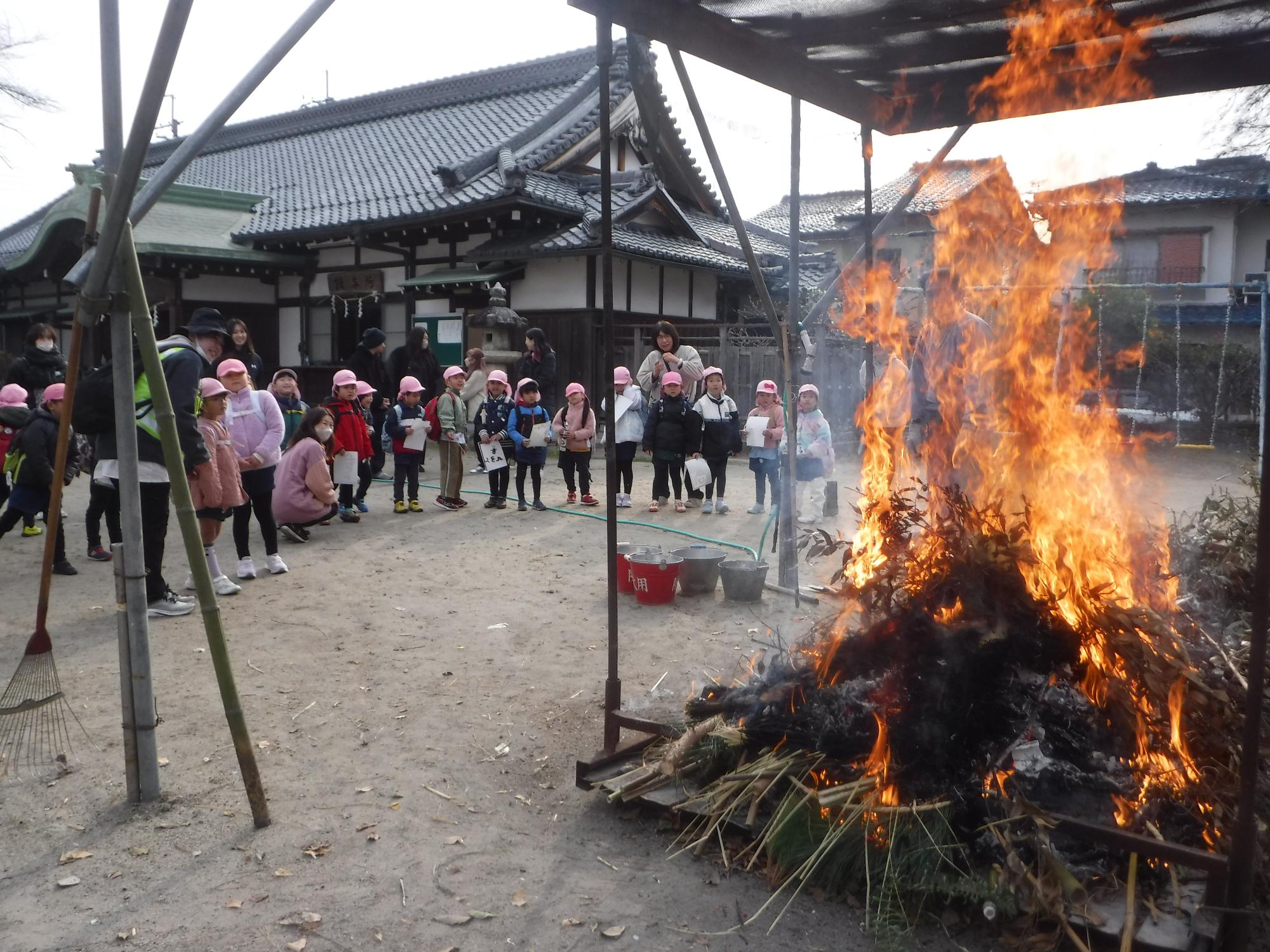 どんど焼きを見ているところ