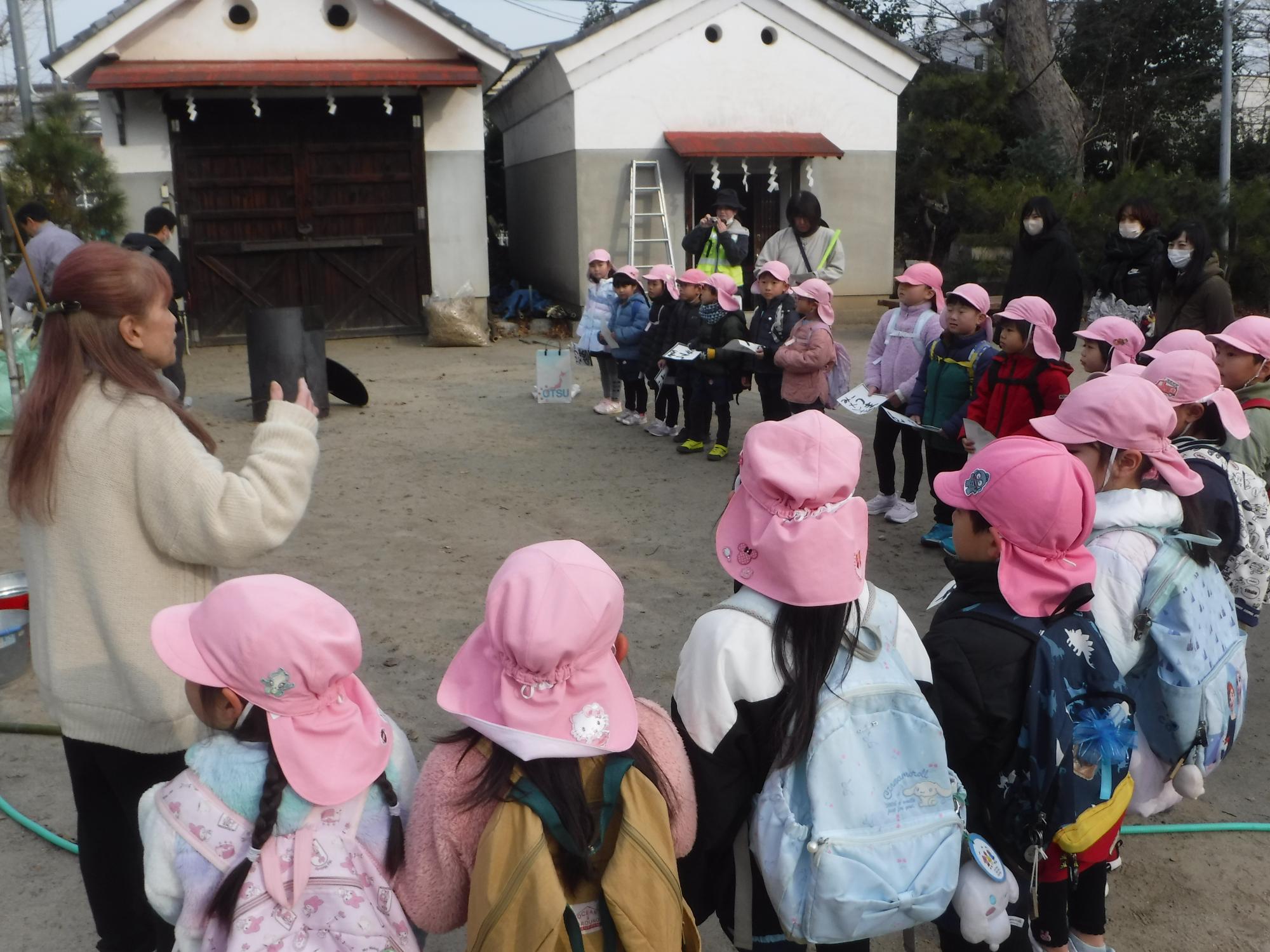 どんど焼きの由来を聞いているところ