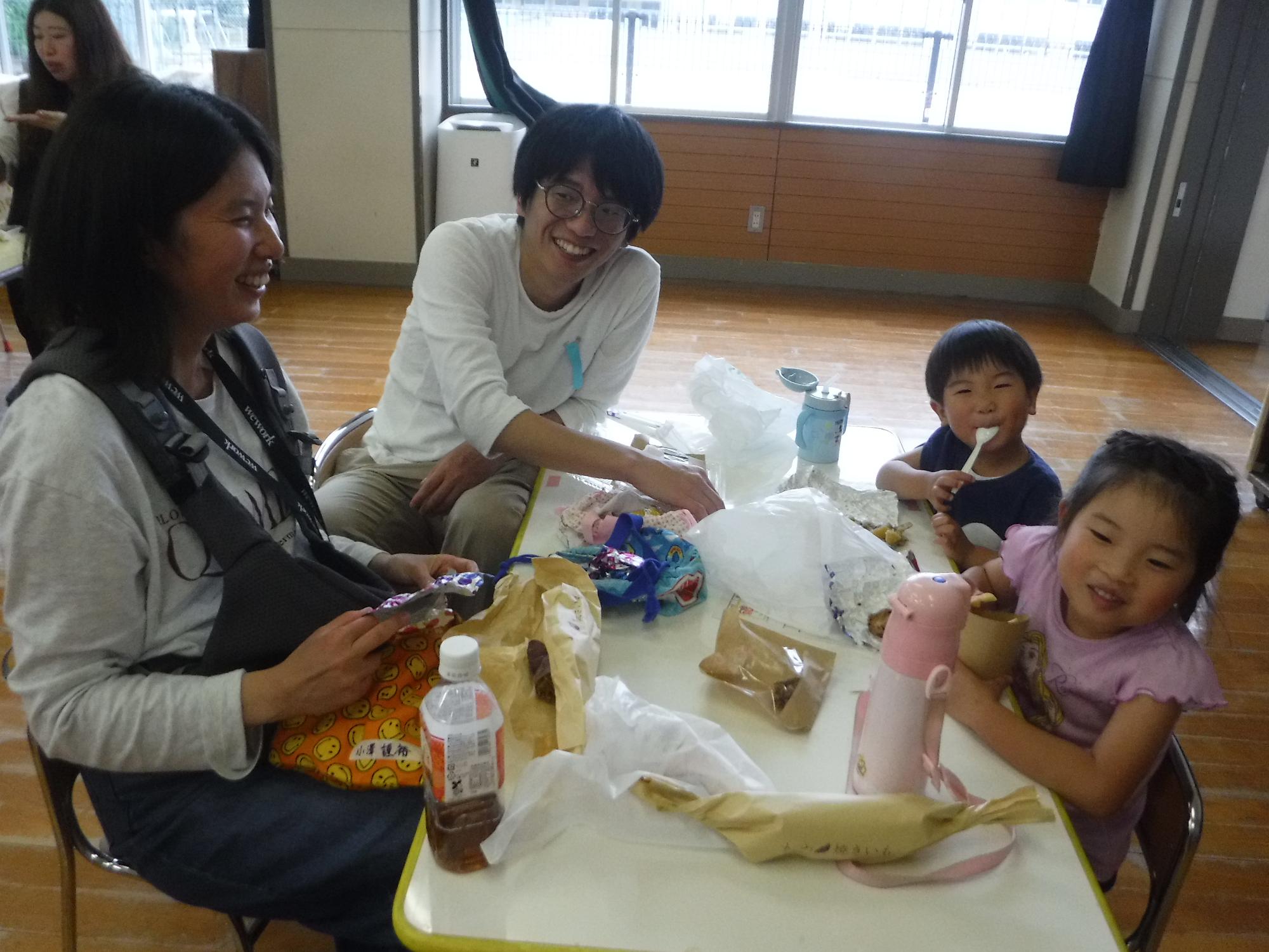 ご飯を食べているところ
