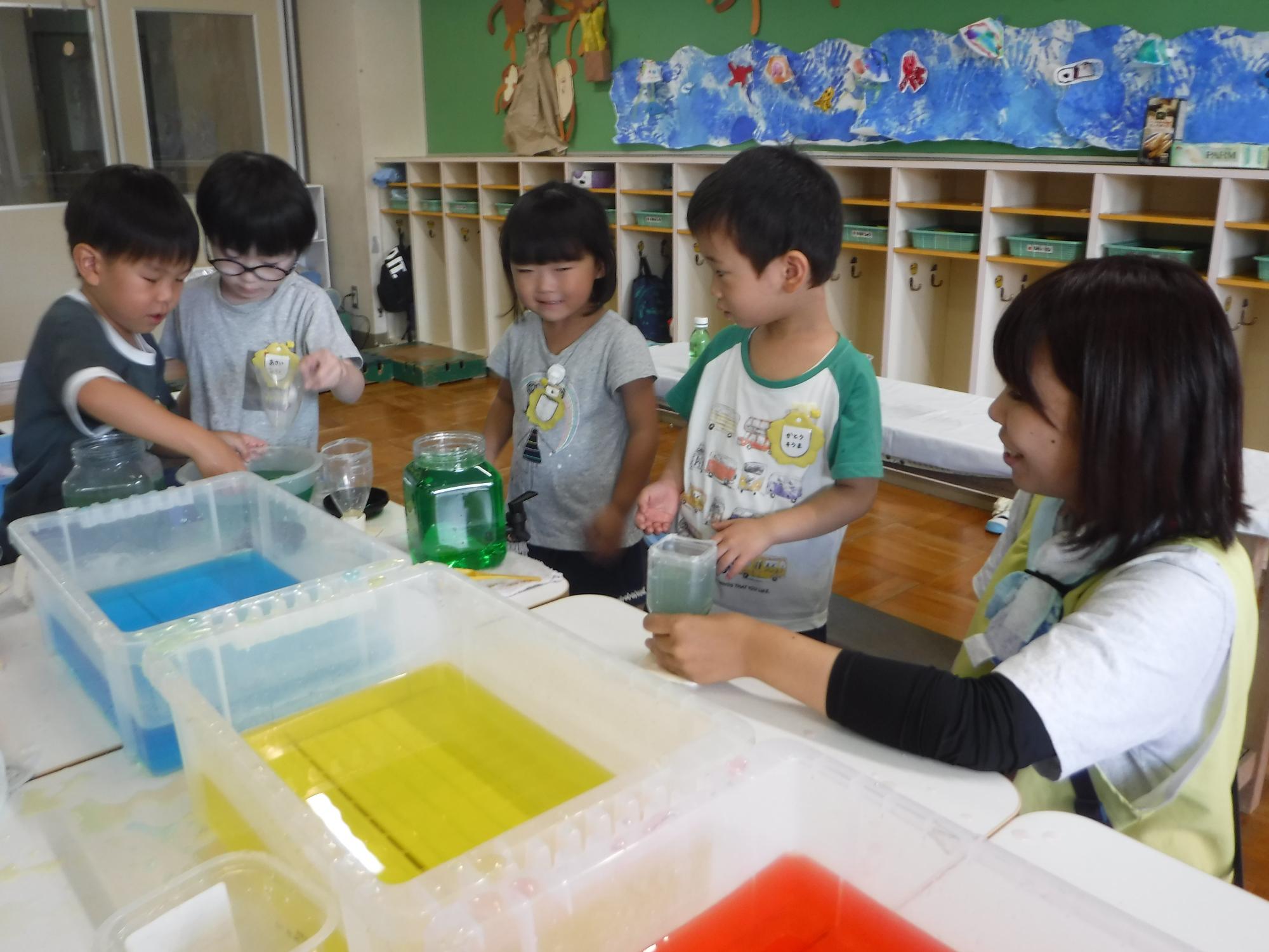 色水遊びをしているところ