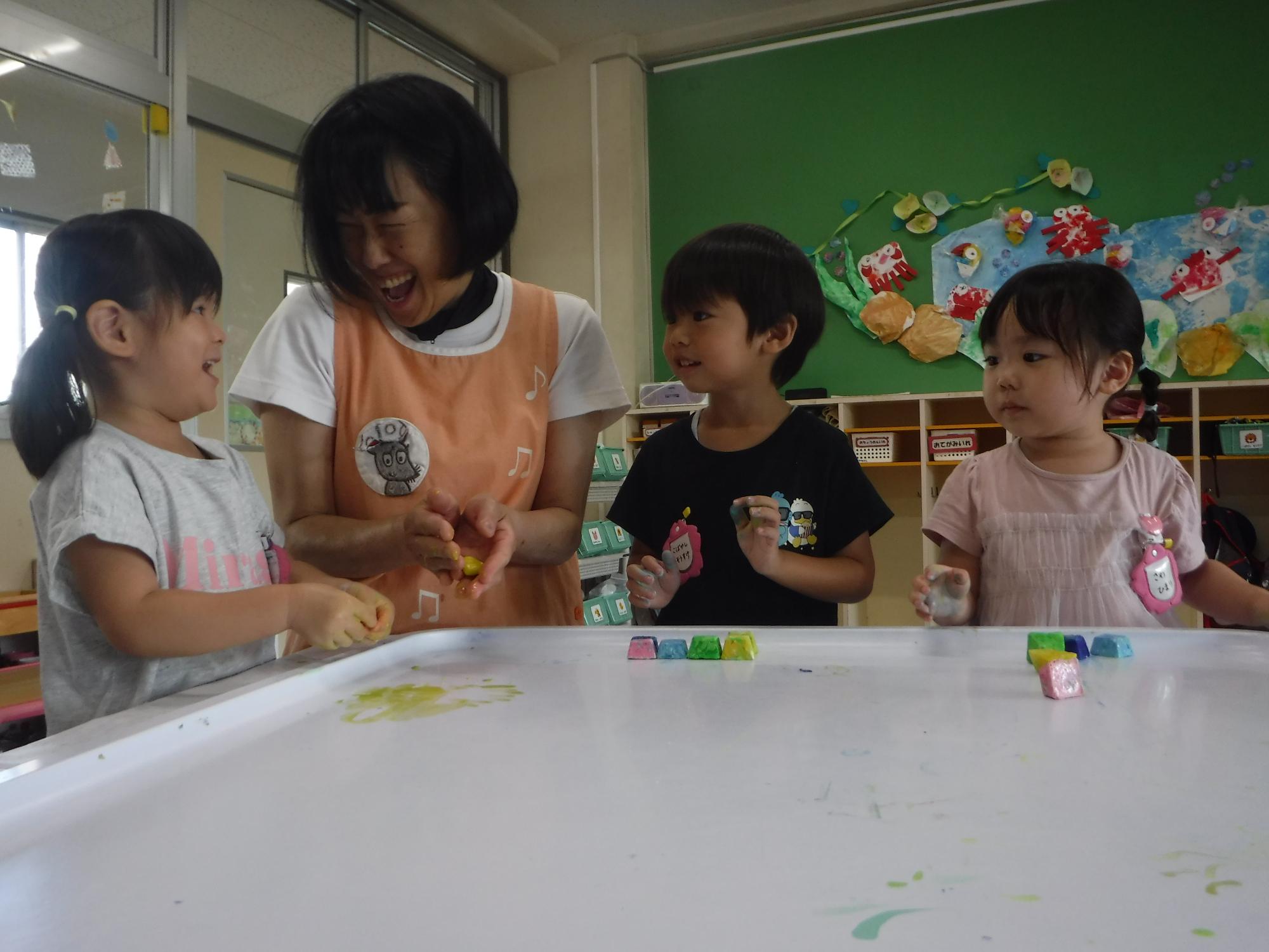 氷絵の具で遊んでいるところ