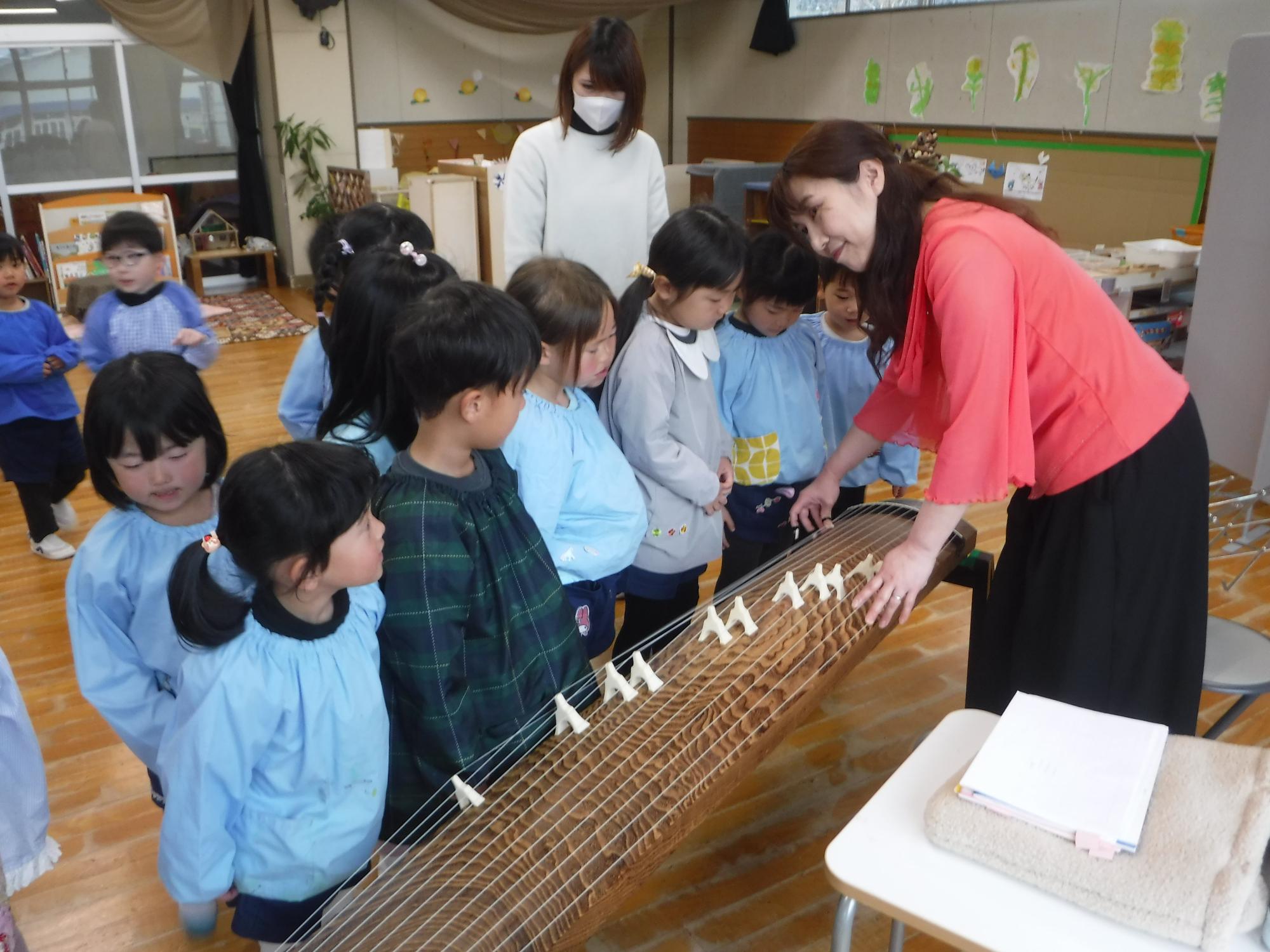 琴を見ているところ