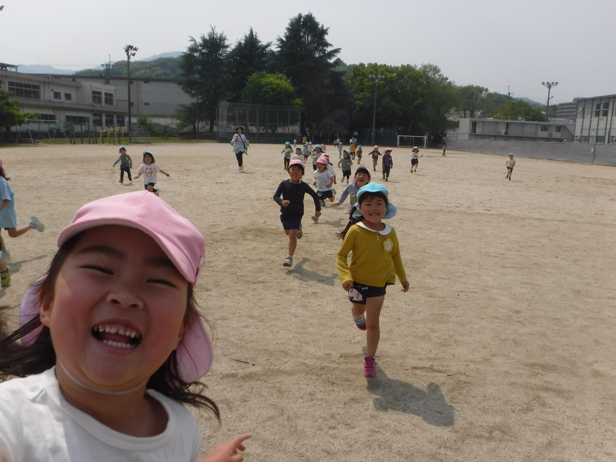 校庭を走っているところ