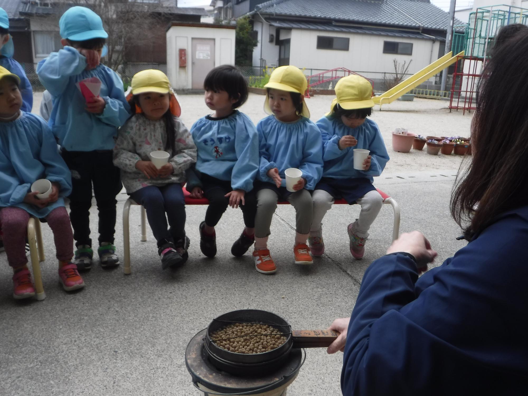 豆炒りをしているところ