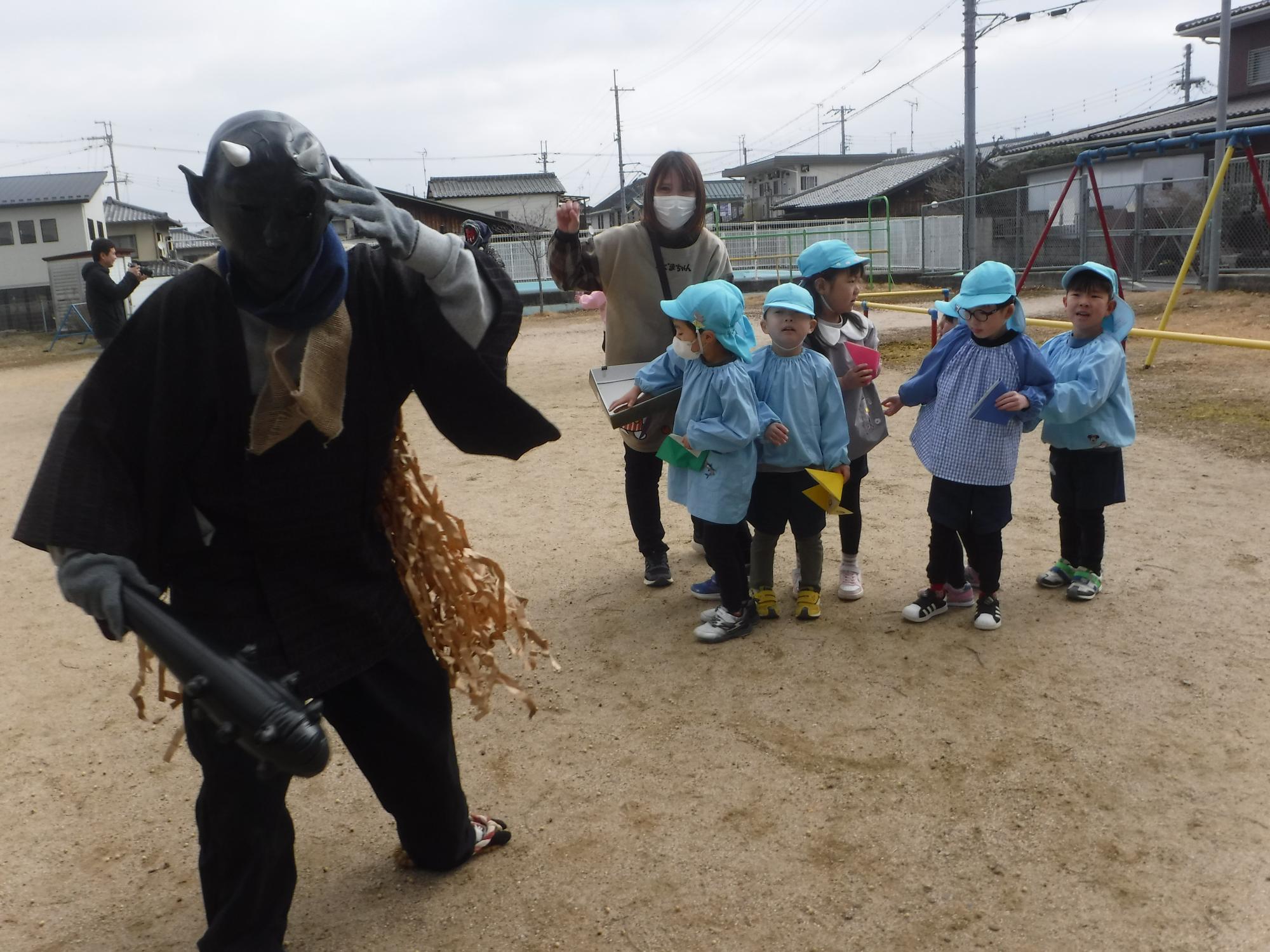 豆を投げているところ