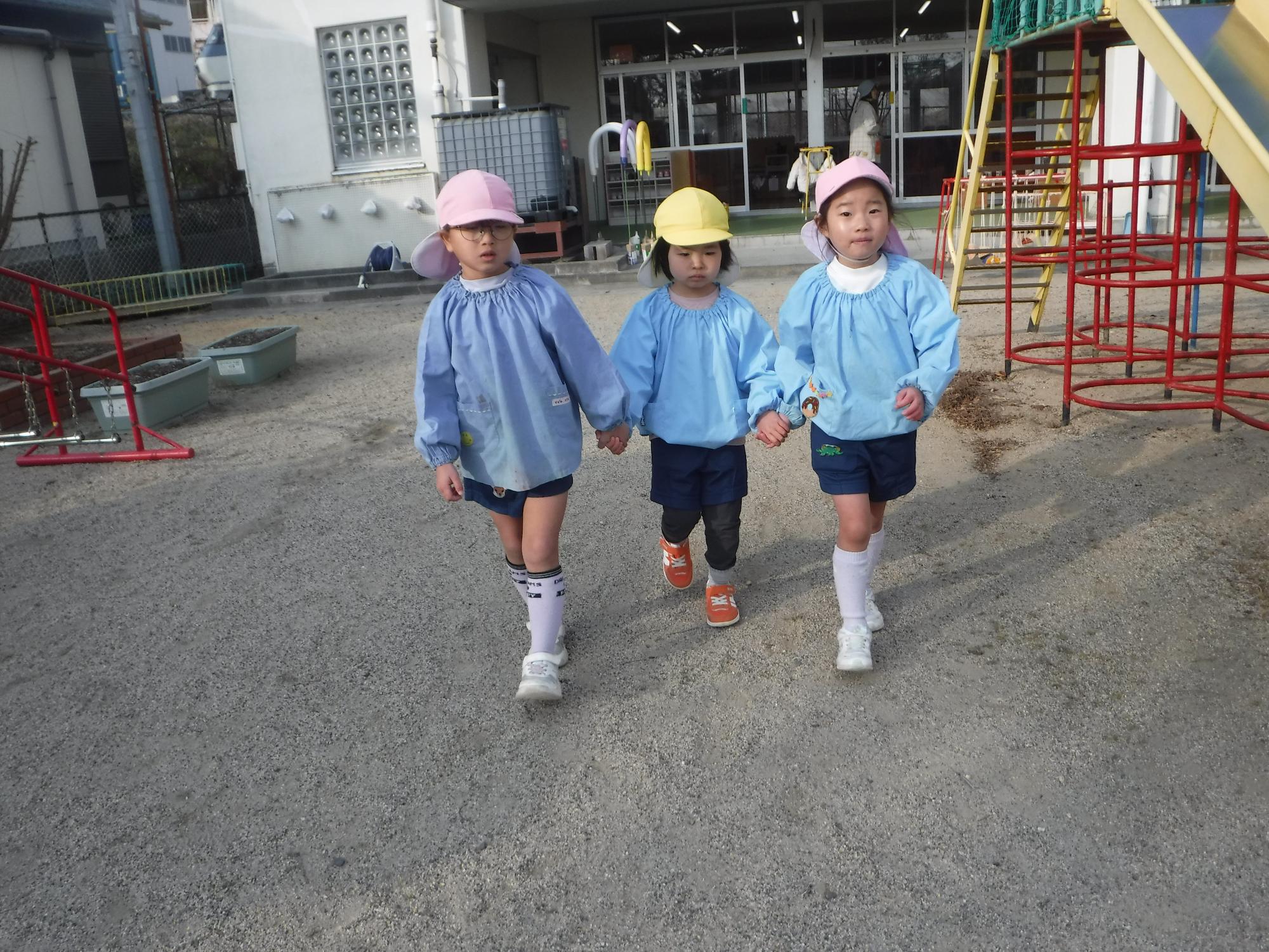 手をつないでいるところ