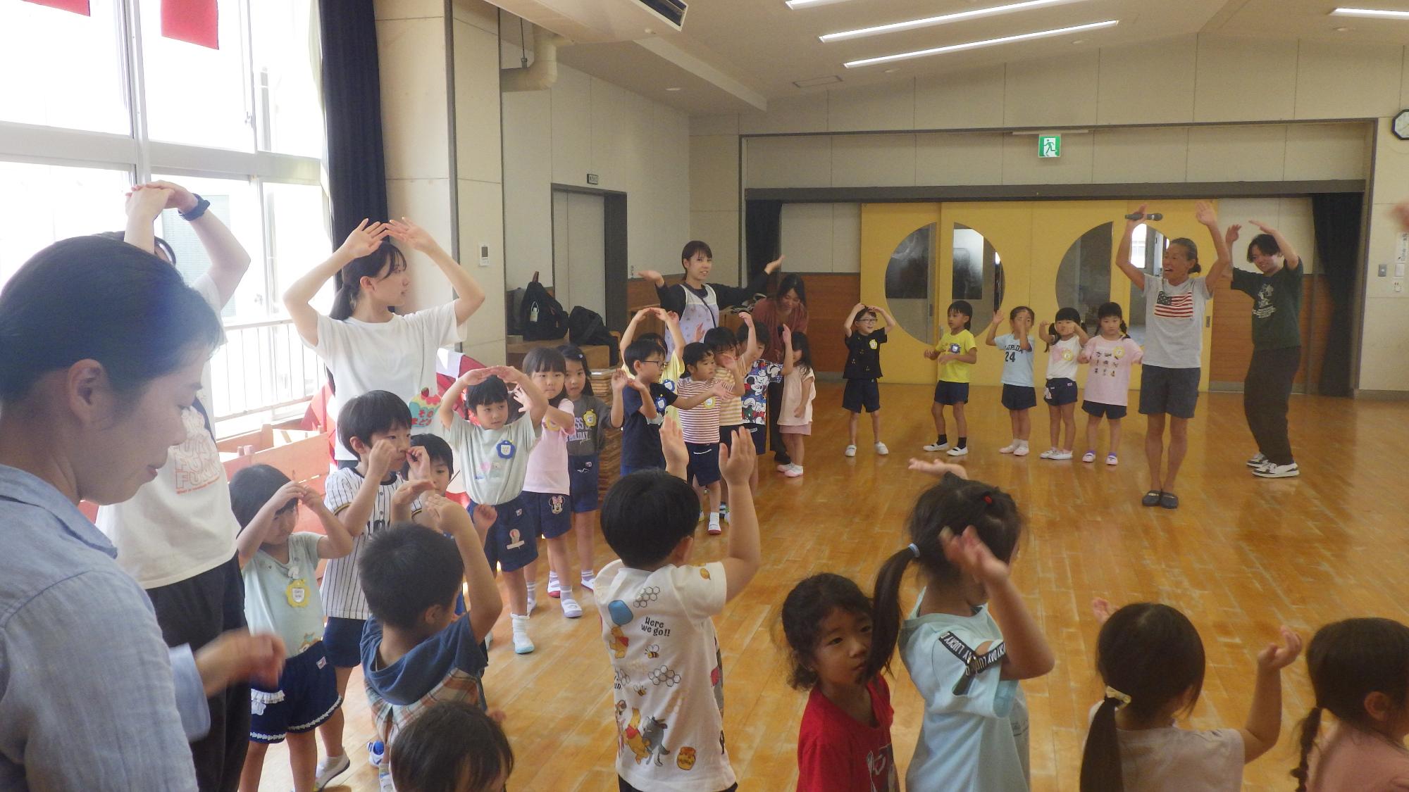 皆で膳所音頭を踊っているところ