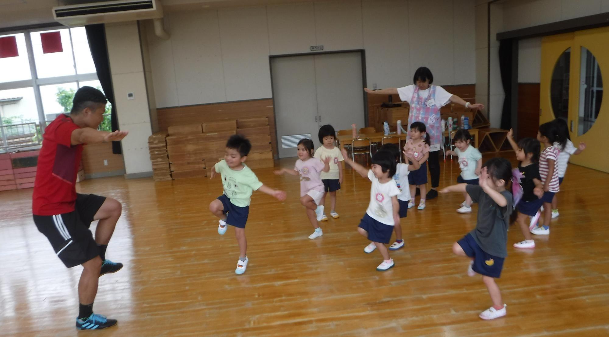 3歳児が三矢コーチと運動遊びをしているところ
