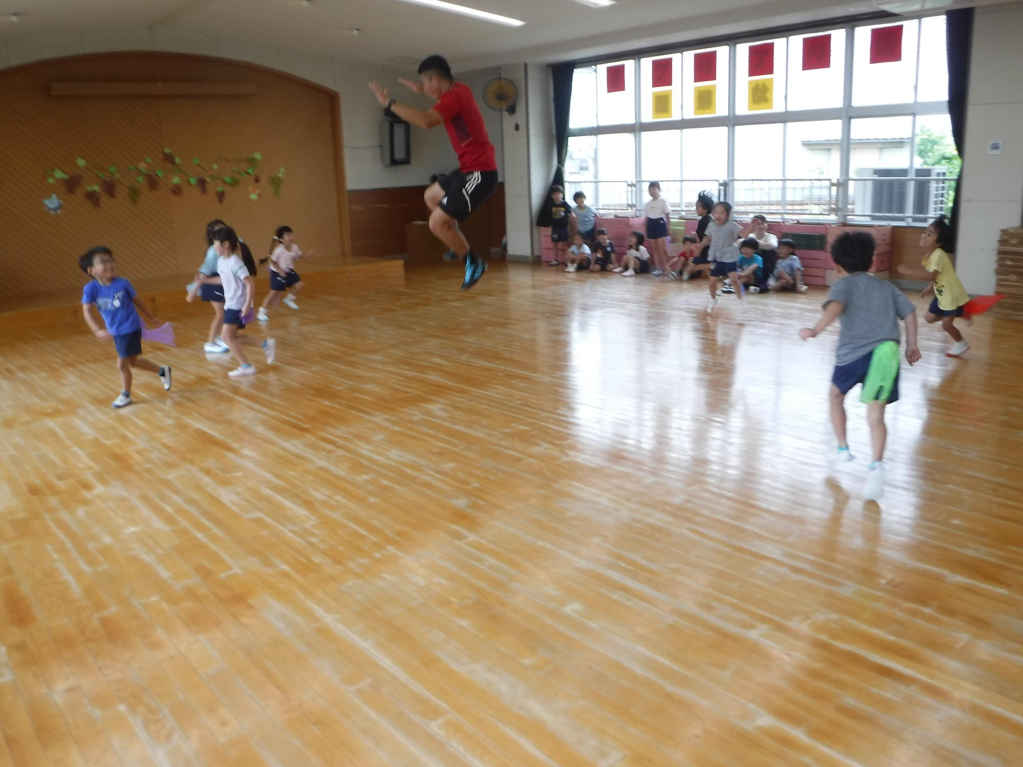 5歳児が三矢コーチと遊んでいるところ