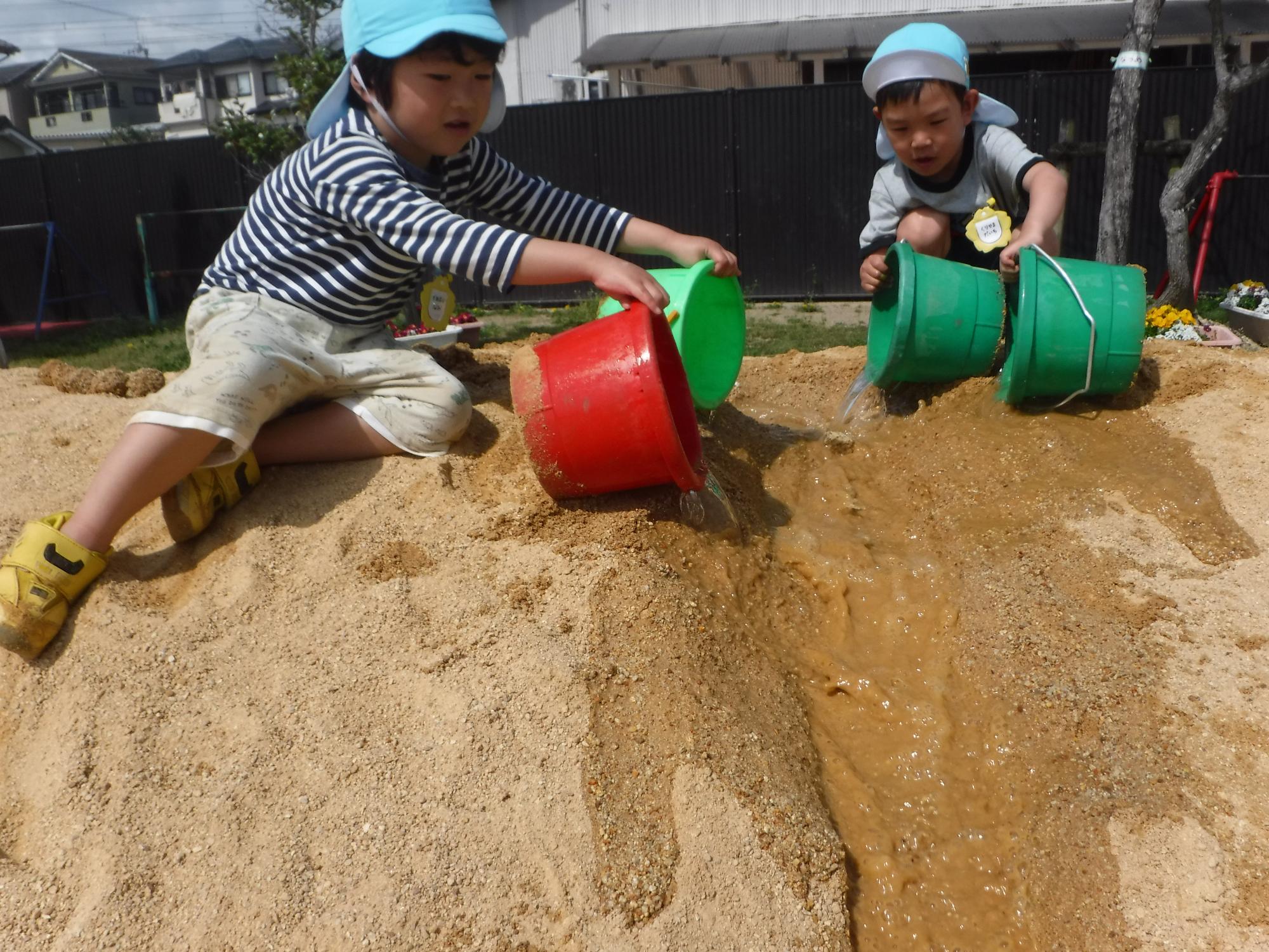 築山から水を流しているところ