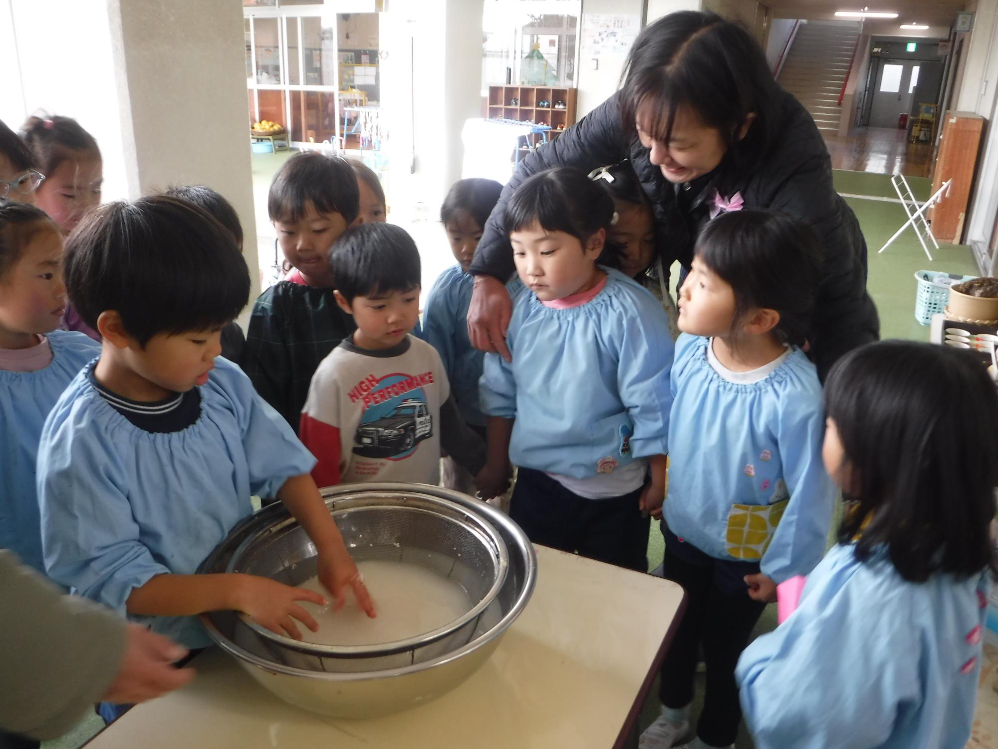 餅米を洗っているところ