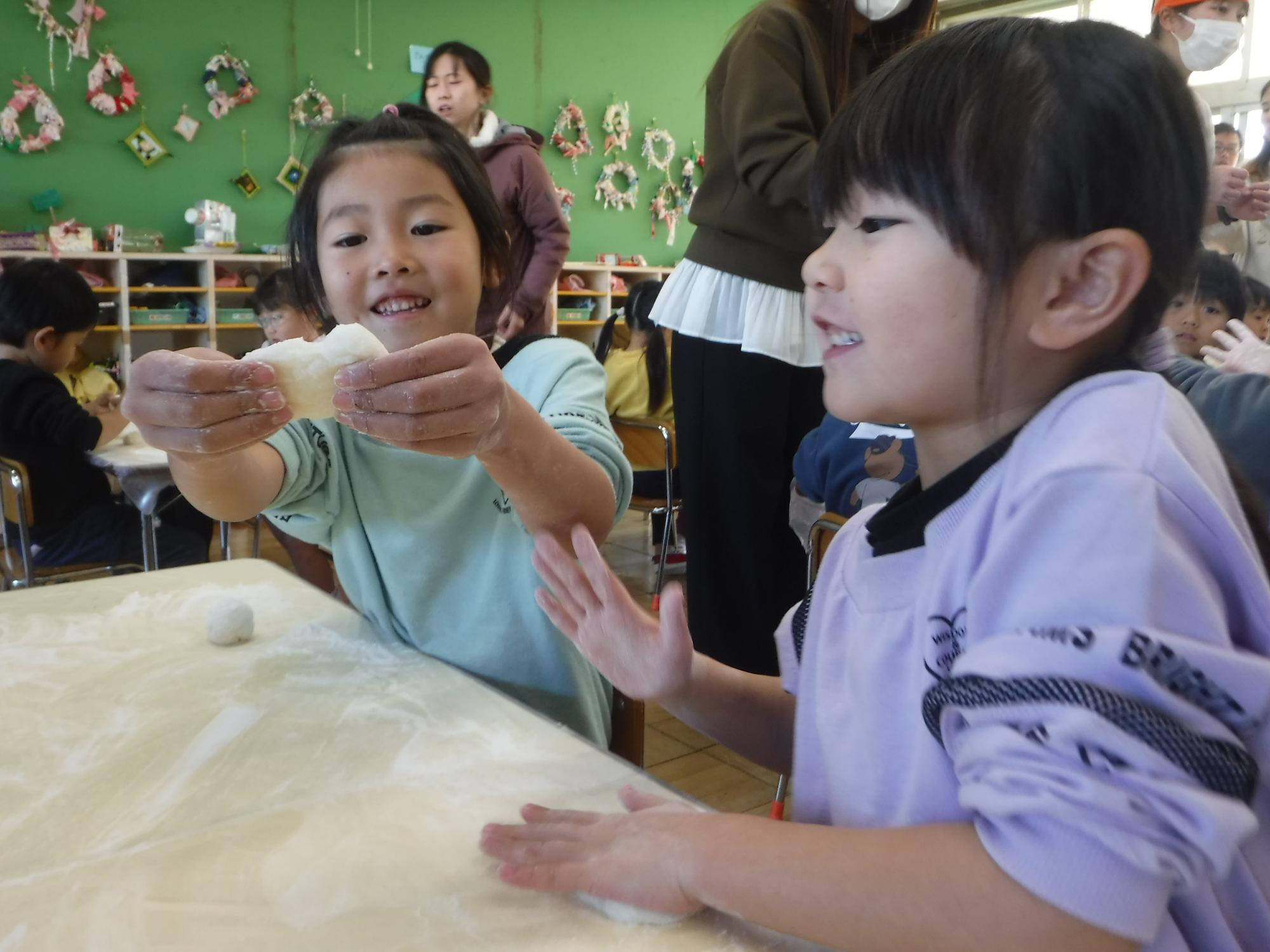 餅を丸めているところ