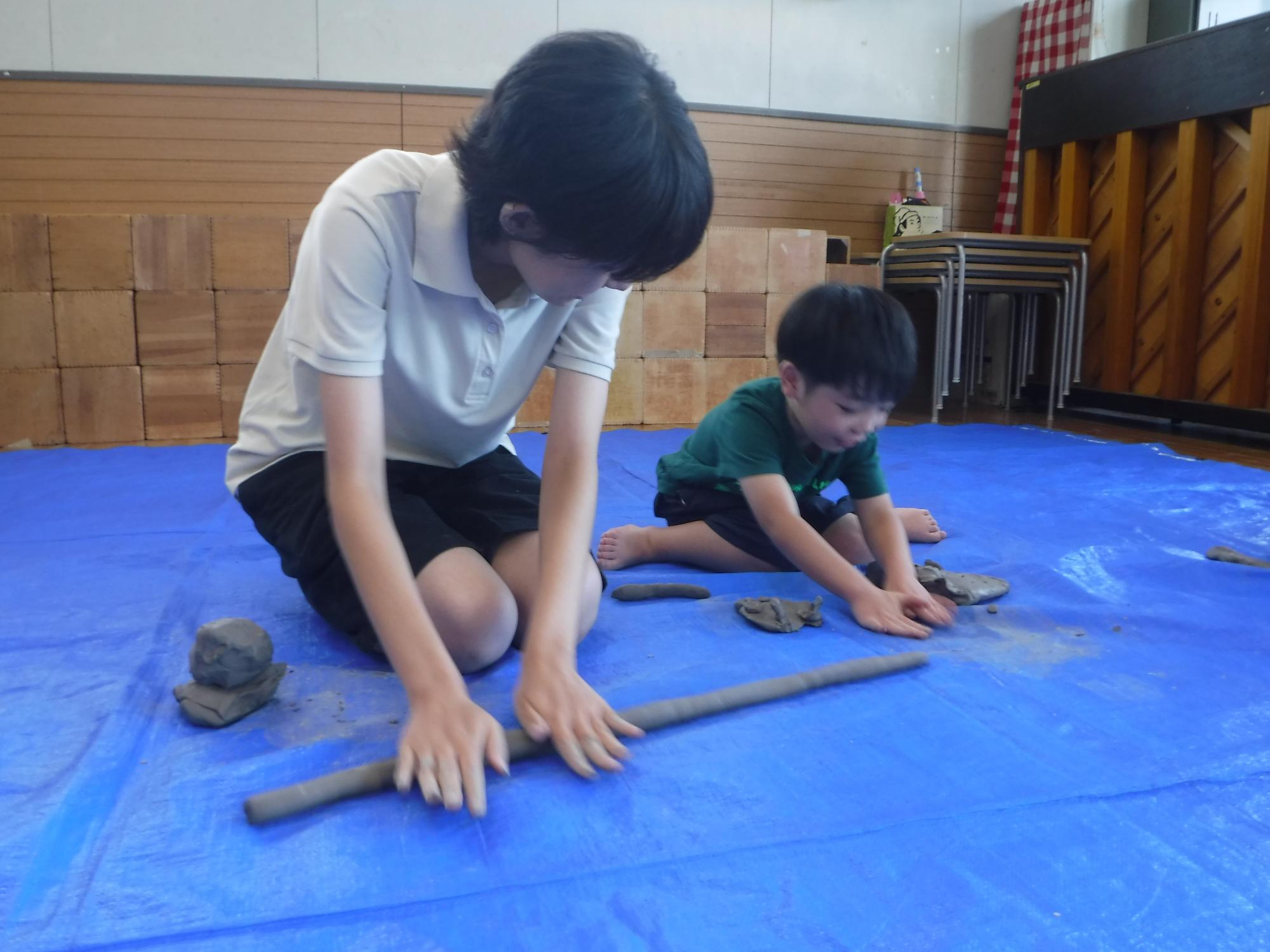 先生と粘土で遊んでいるところ