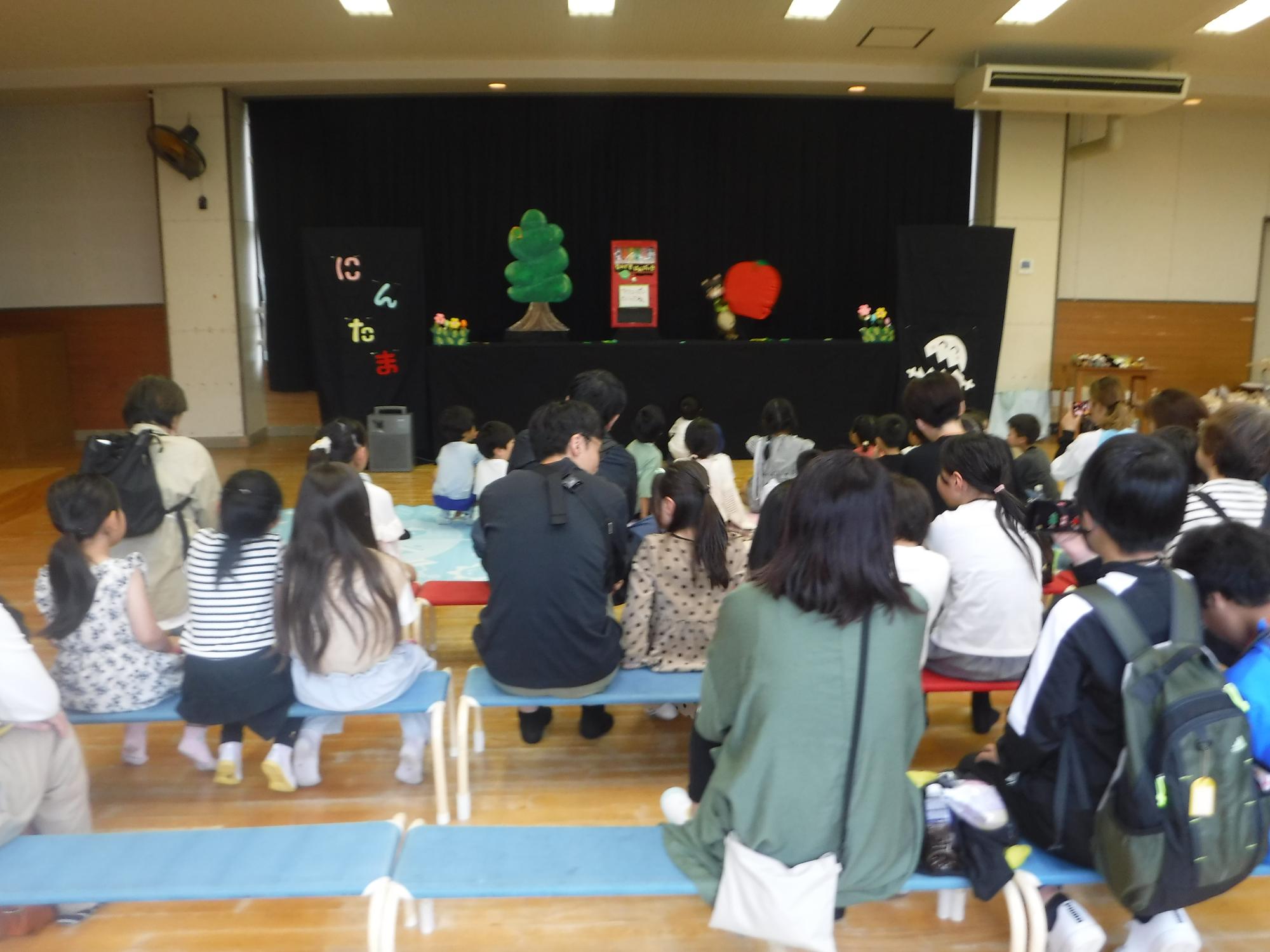 にんたま人形劇を見ているところ