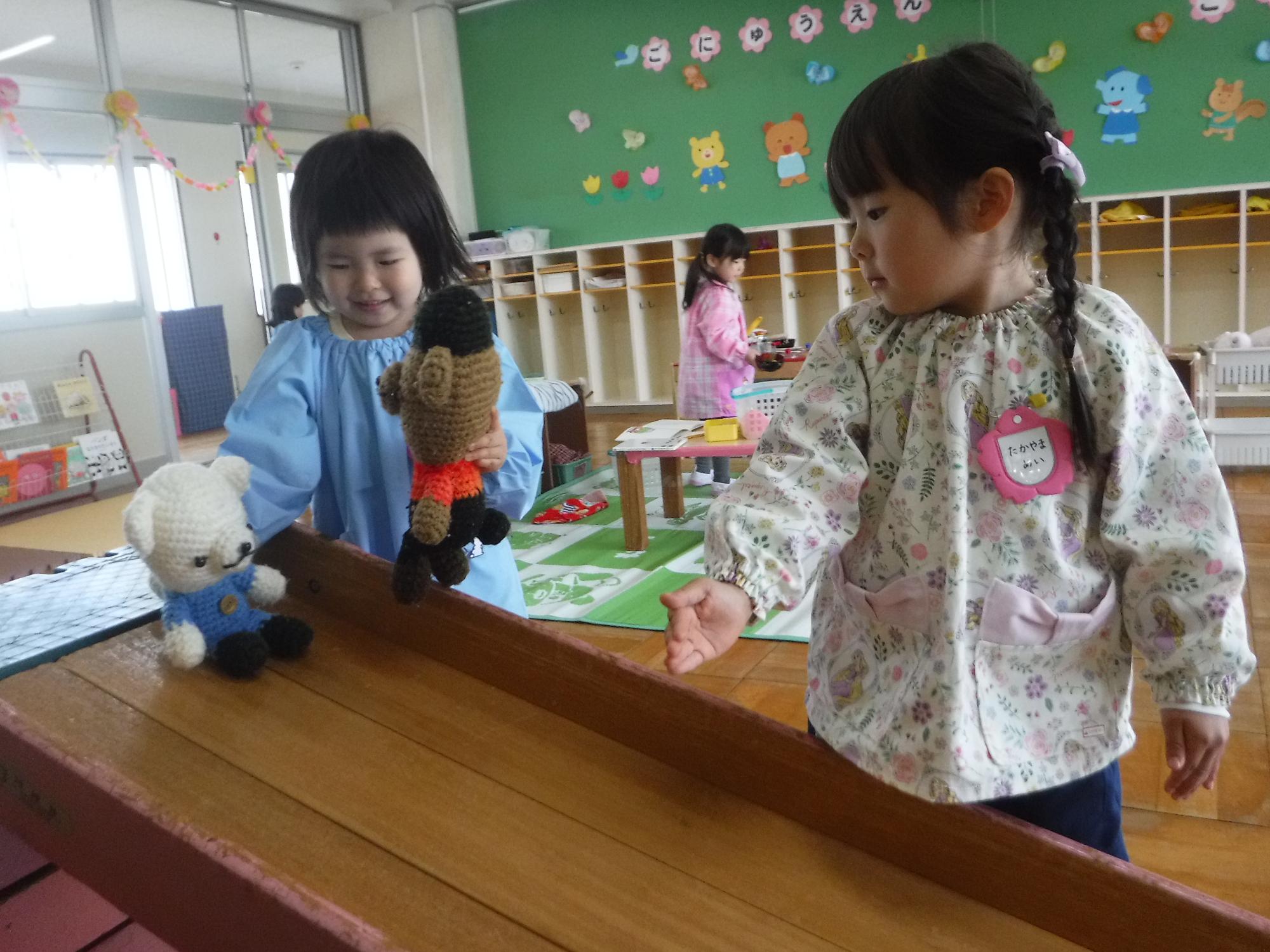 ぬいぐるみが滑っているところ
