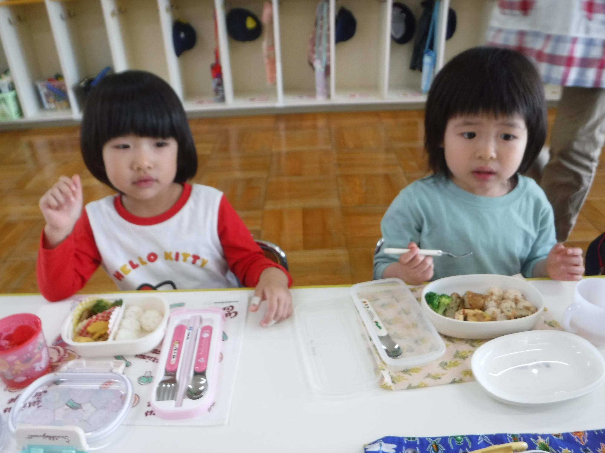 お弁当を美味しく食べているところ
