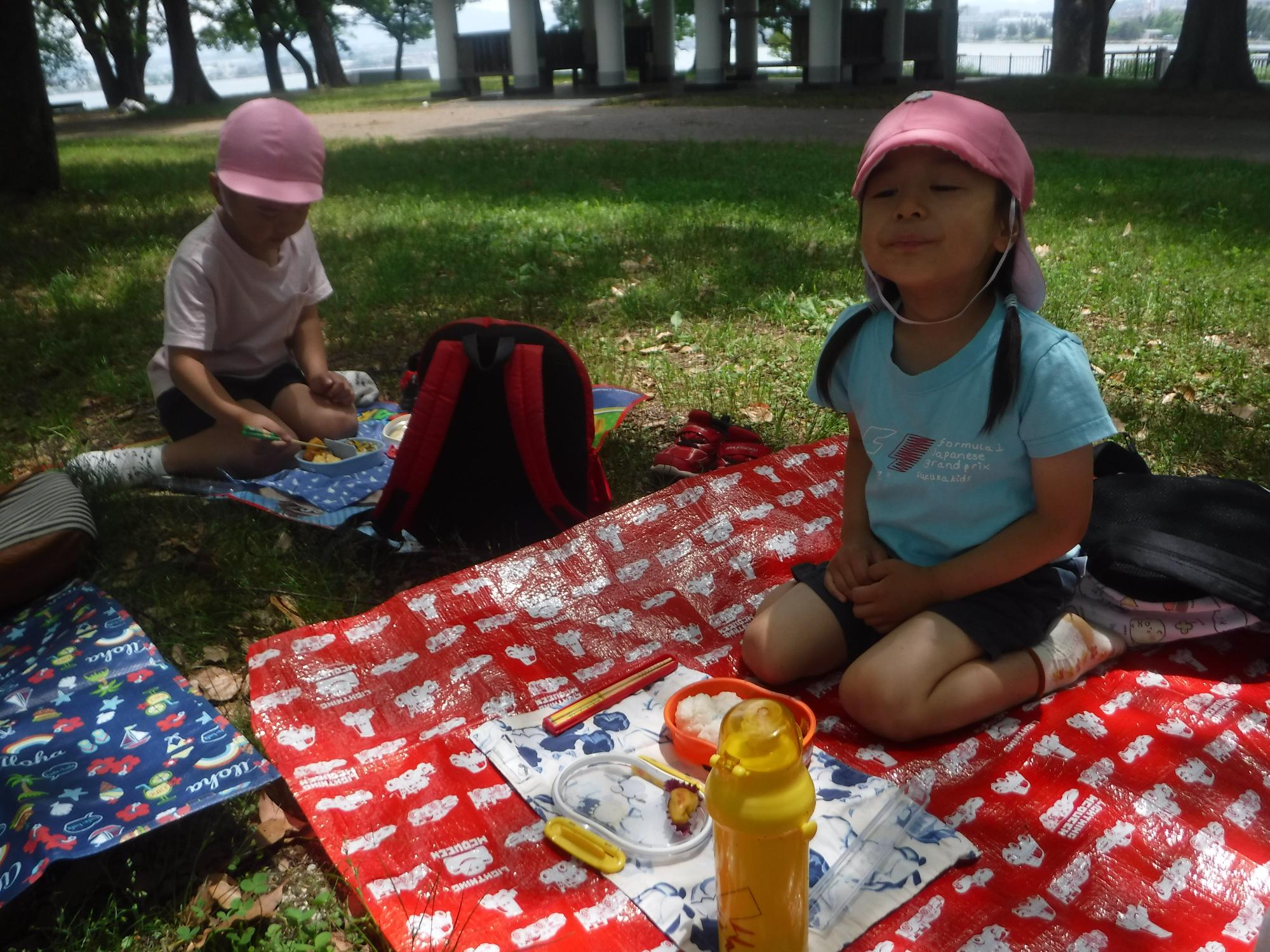 お弁当を膳所公園で食べているところ