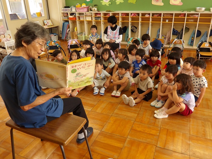 お話会さん読み聞かせ