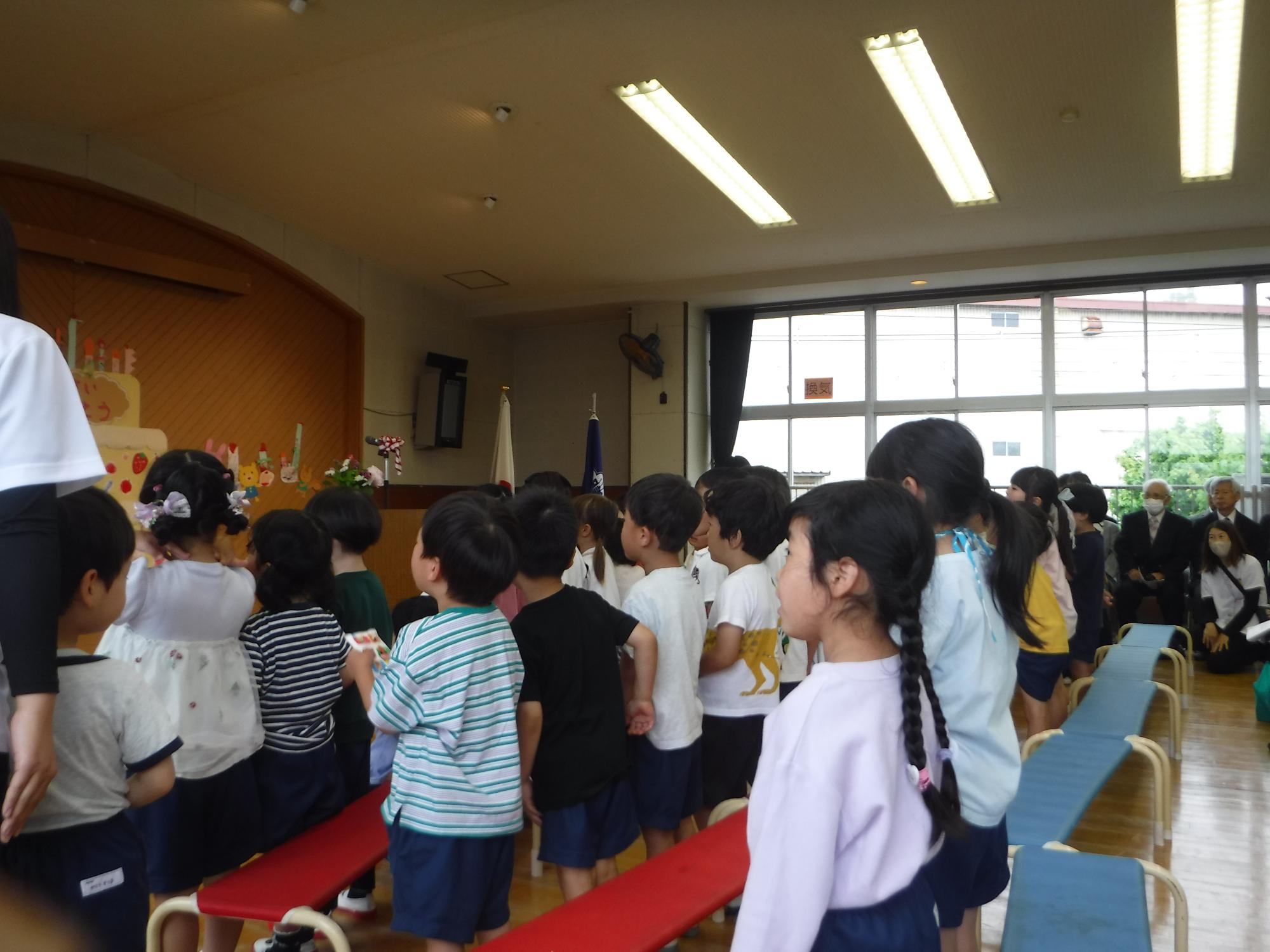 園児がおめでとうの会で歌っているところ