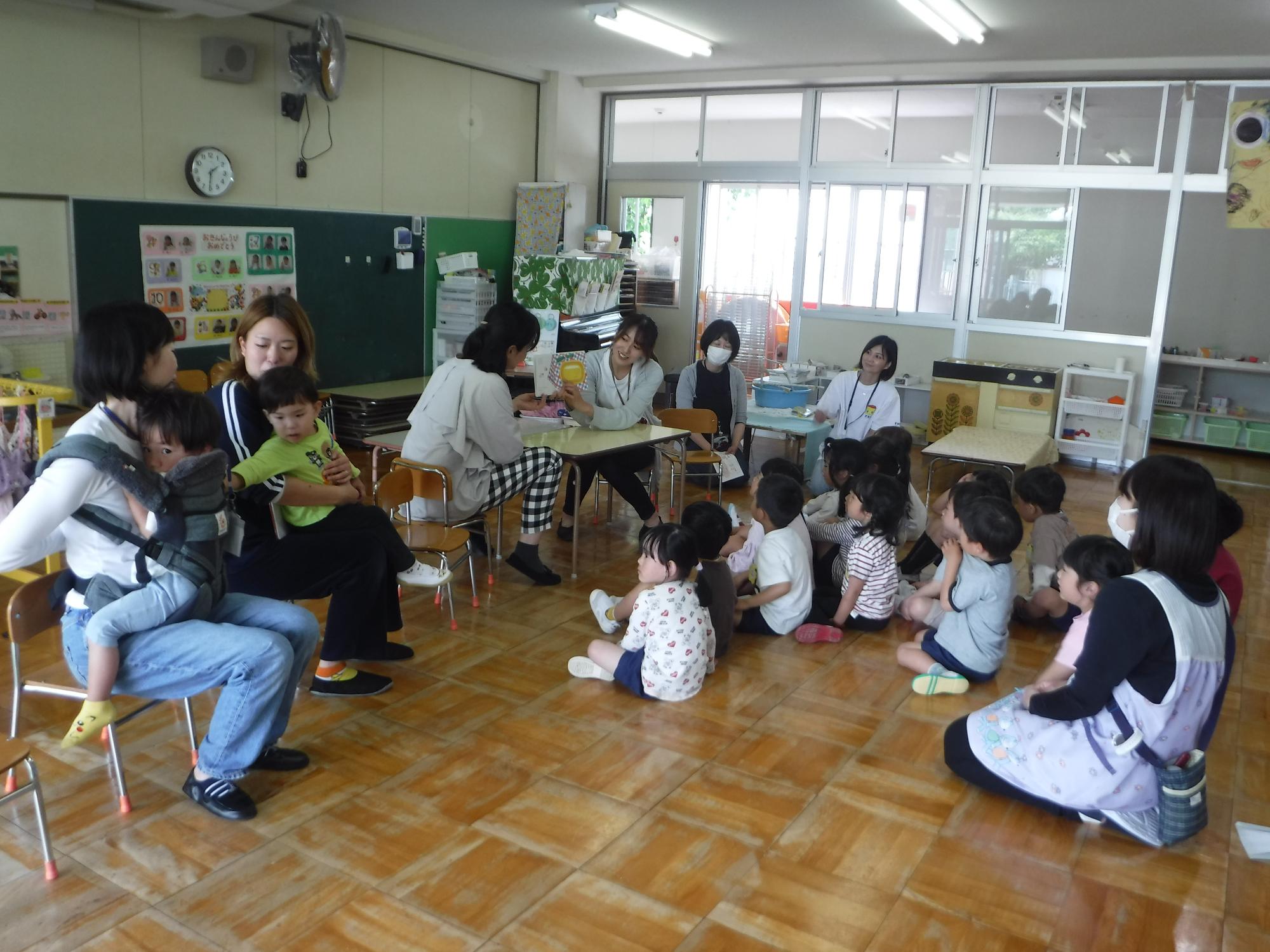 さくらんぼさん読み聞かせをしてもらっているところ
