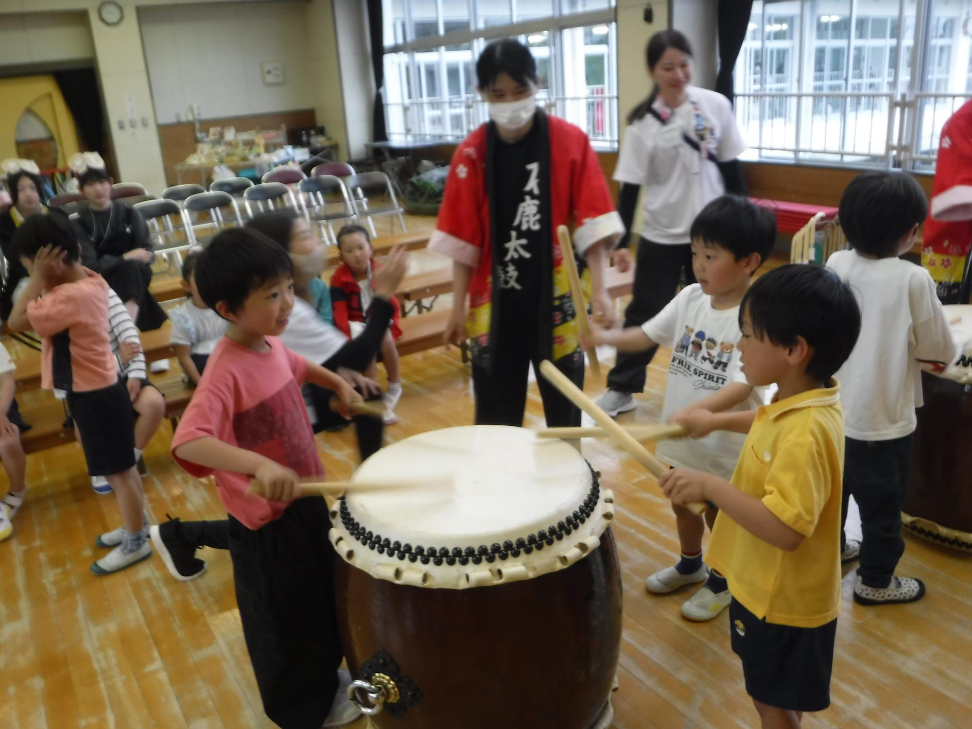 太鼓を叩いているところ