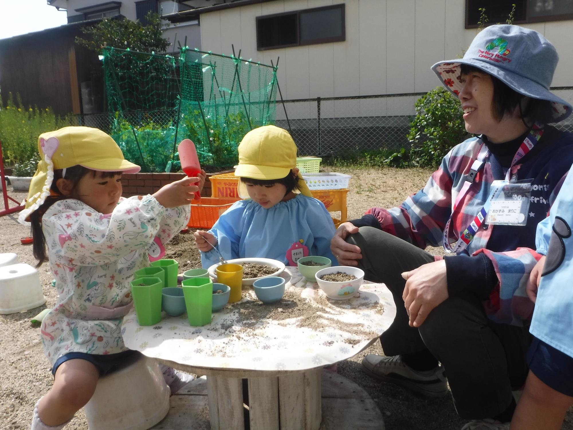 先生と一緒に遊んでいるところ