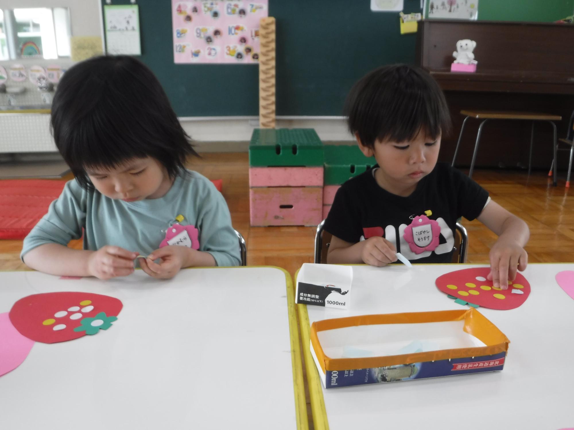シールで遊んでいるところ