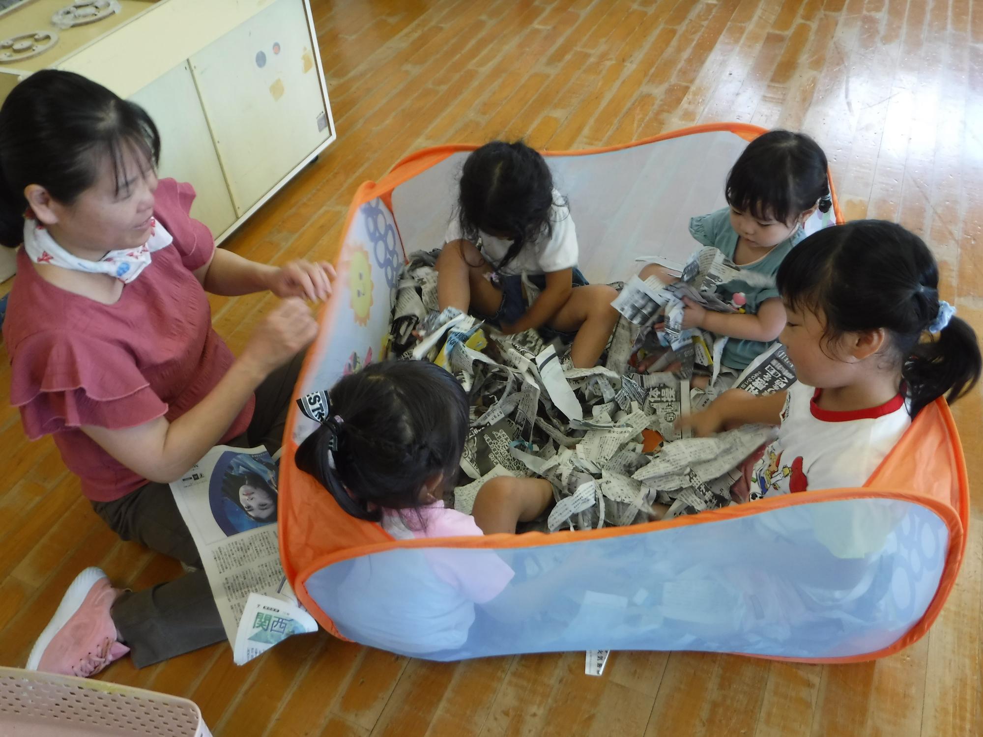 新聞紙遊びをしているところ