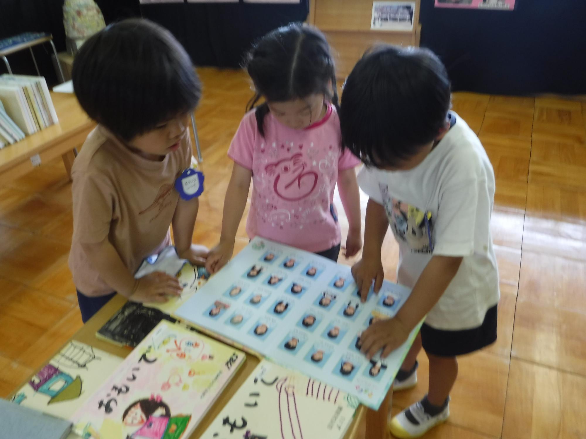 子どもが写真展を見ているところ