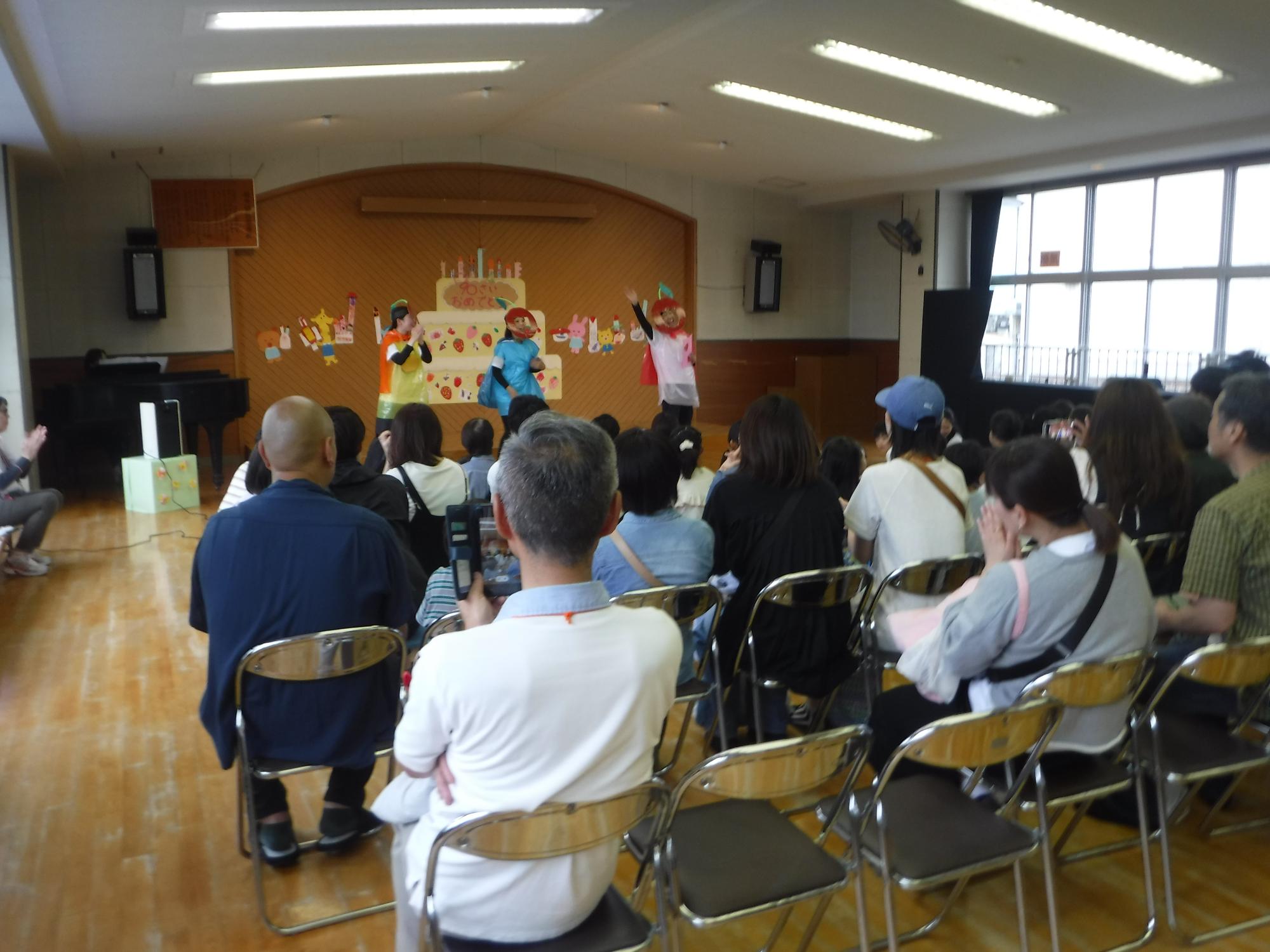 職員発表をしているところ