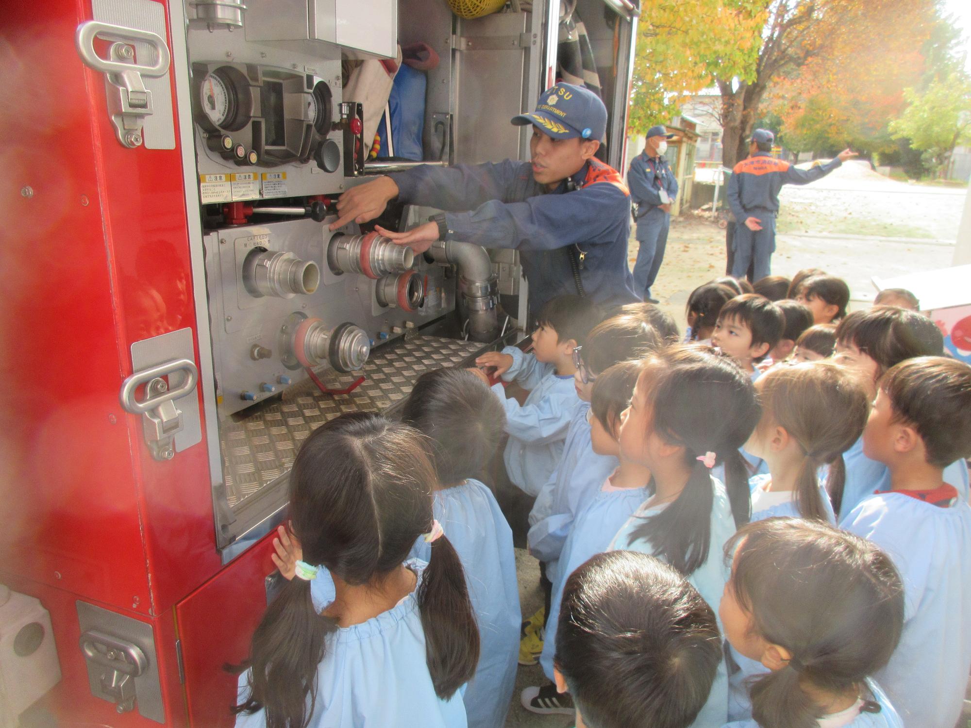 消防車見学をしているところ