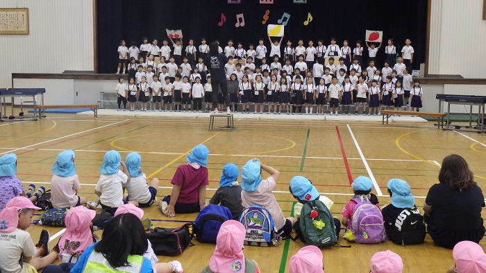 5歳児小学校の音楽会を見学している