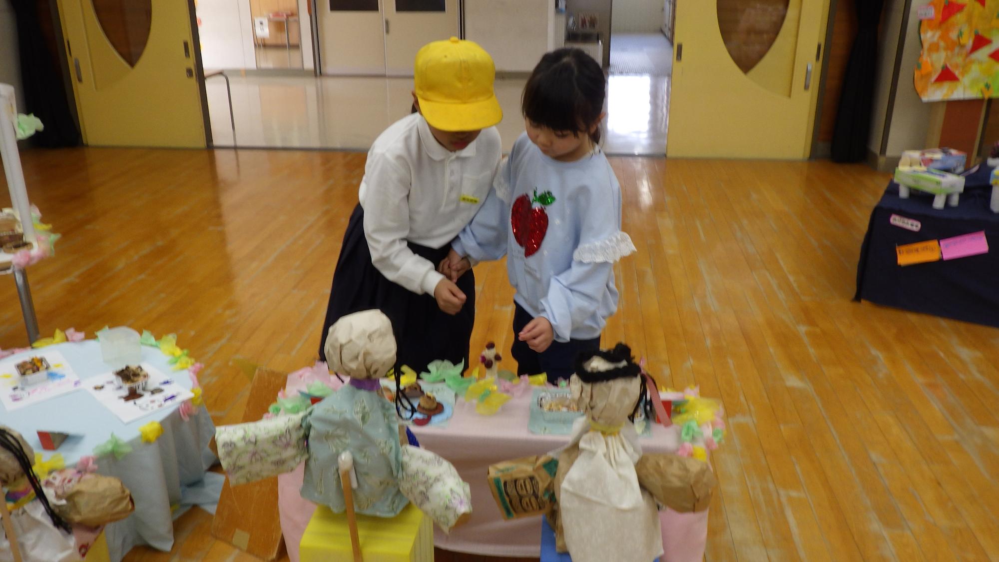 小学生と見ているところ