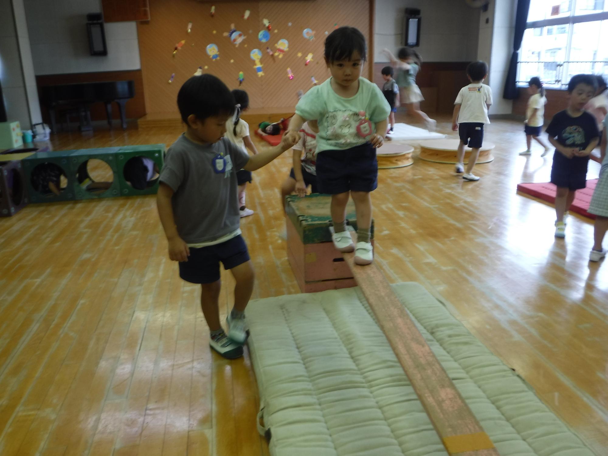 手をつないでいるところ