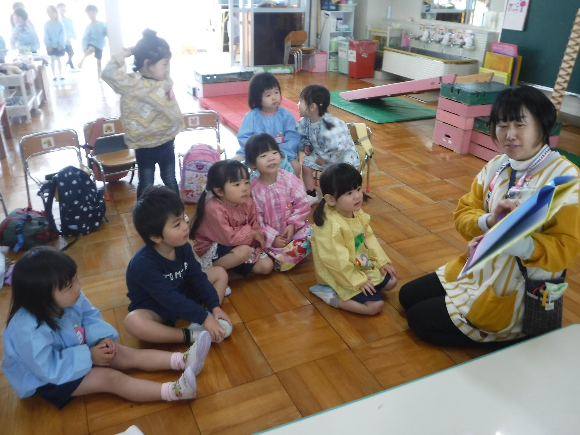 読み聞かせを聞いているところ