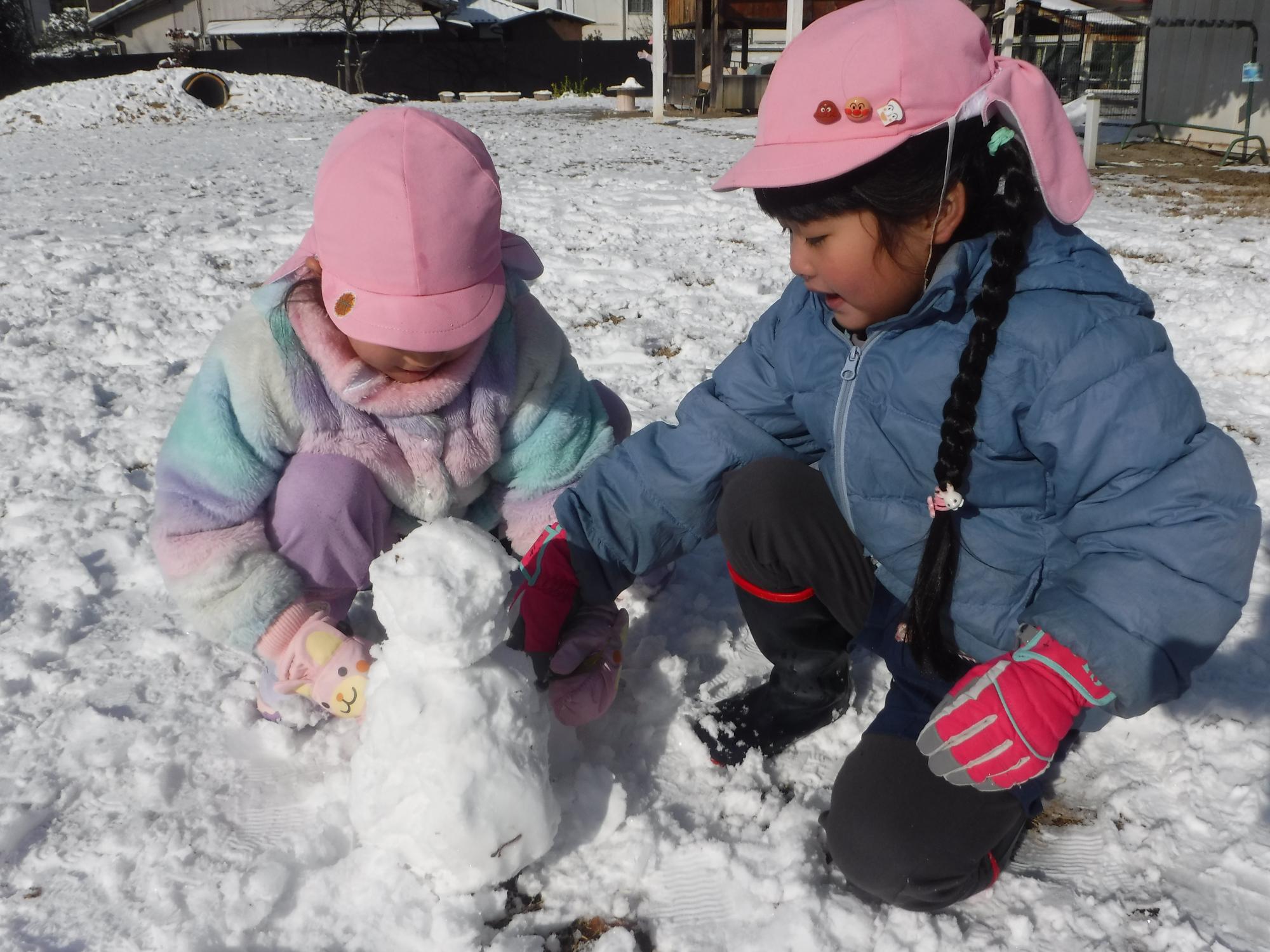 雪遊びをしているところ