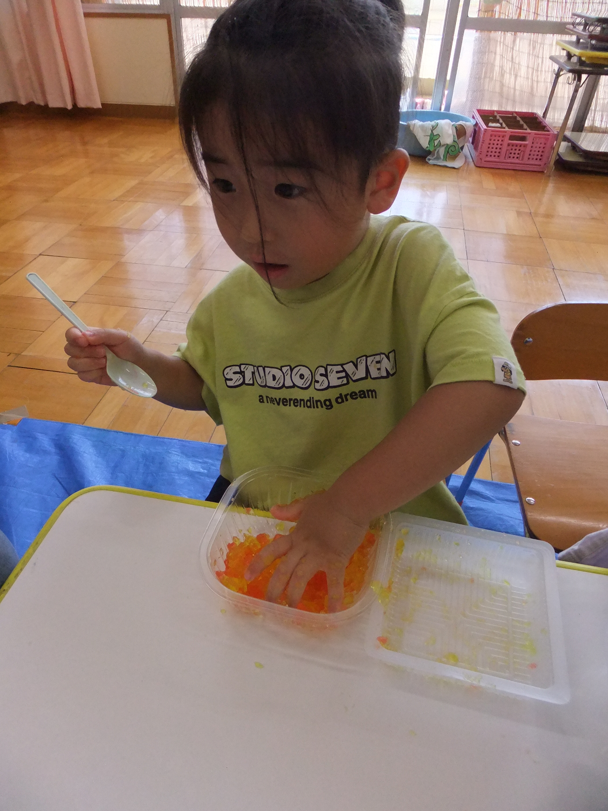 寒天粘土を手で触り感触を楽しむ3歳児