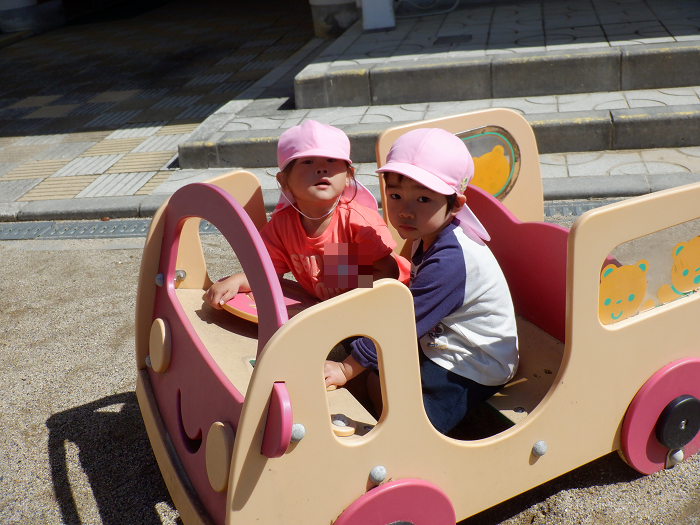 3歳児　園庭にある遊具の車に乗っておでかけ
