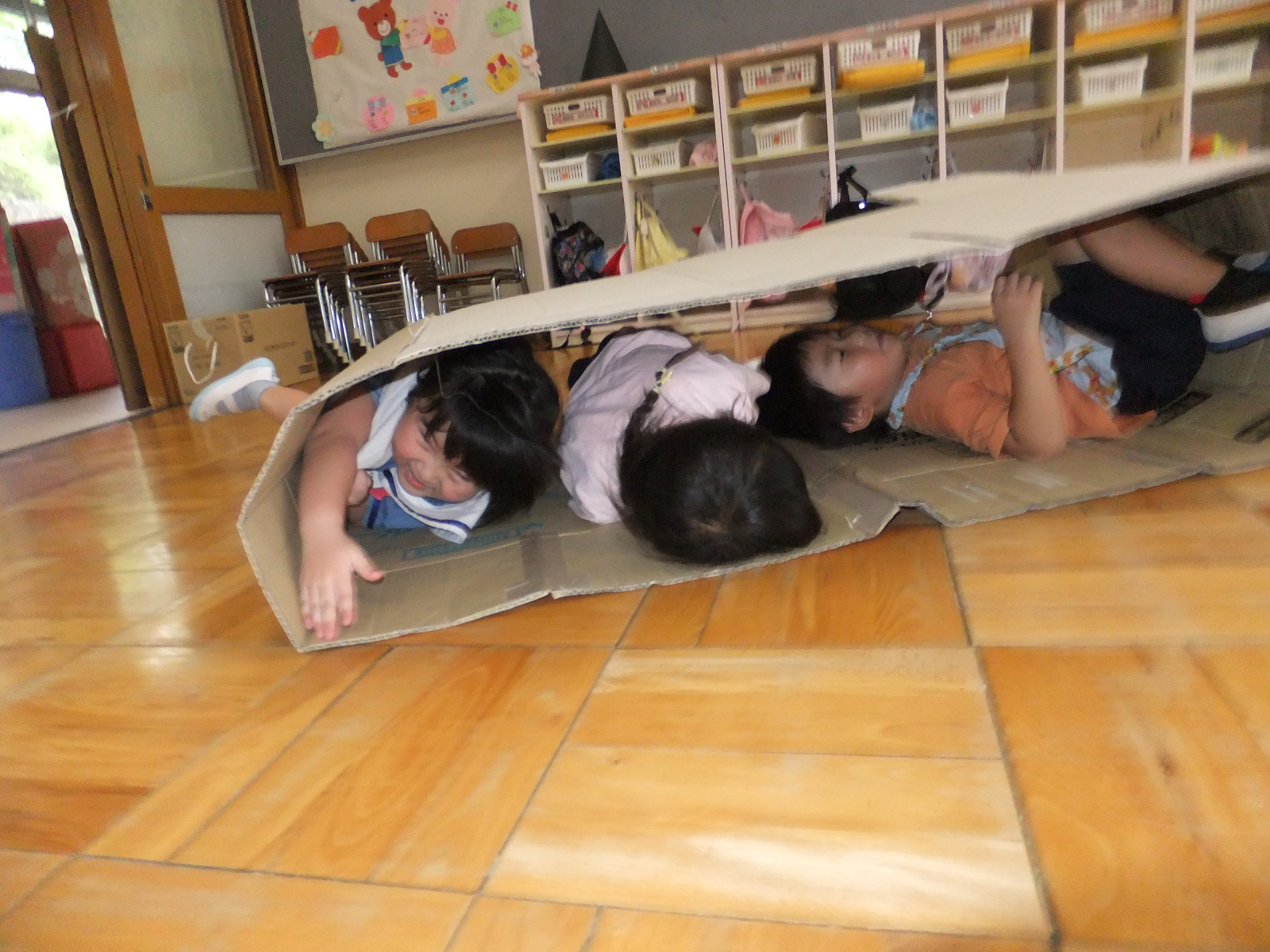 キャタピラに友達と入って楽しむ子ども達