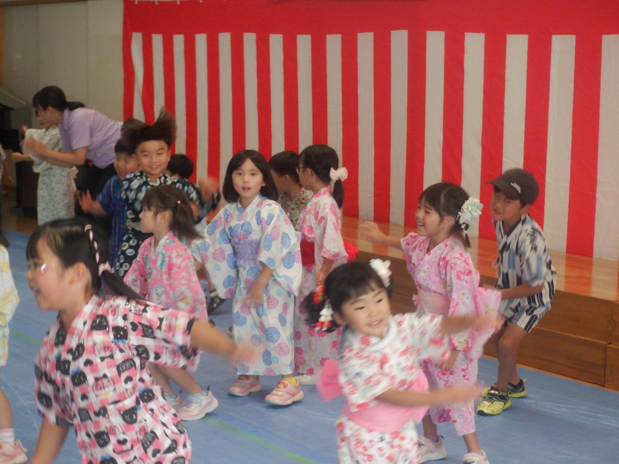 夏まつりで踊っている子ども達