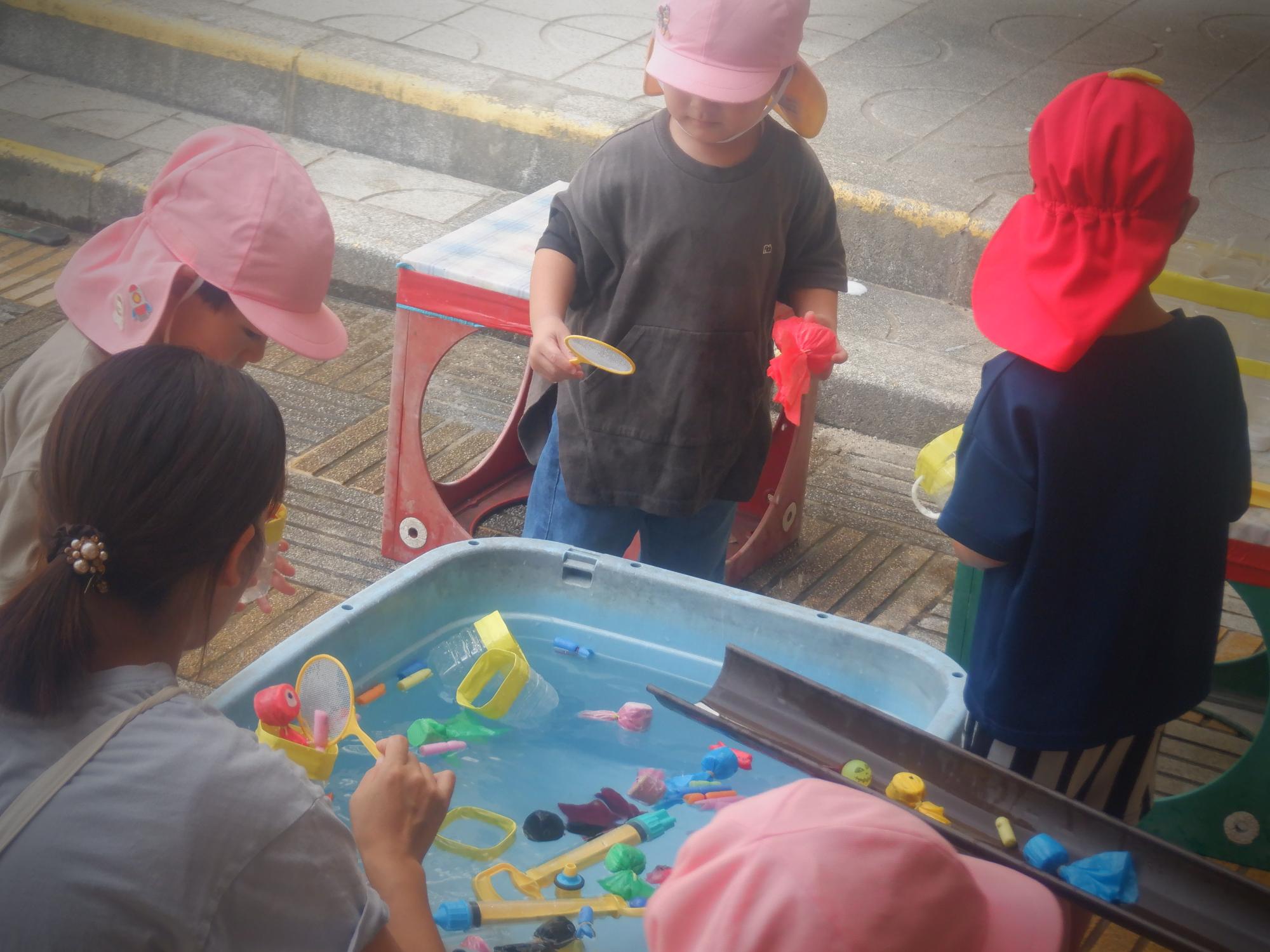 夏の預かり保育で魚釣り遊びを楽しむ子ども達