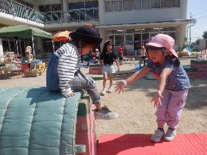 3歳児優しく声をかける5歳児