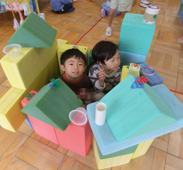 4歳児　お友達とすてきなおうちをつくってあそんでいるところ